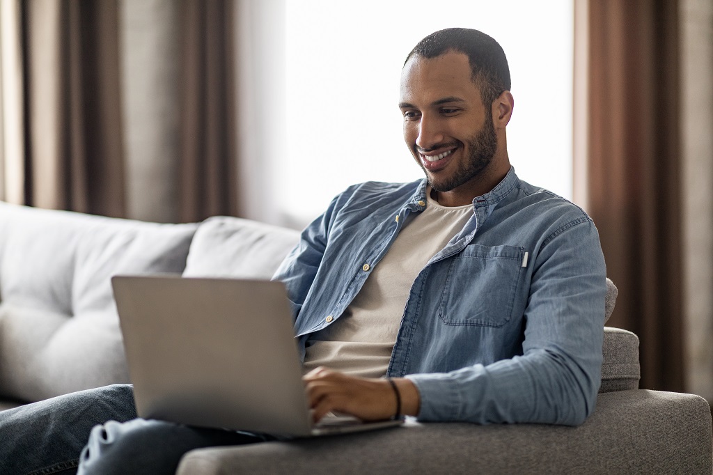 A man smiling working as a B2C copywriter