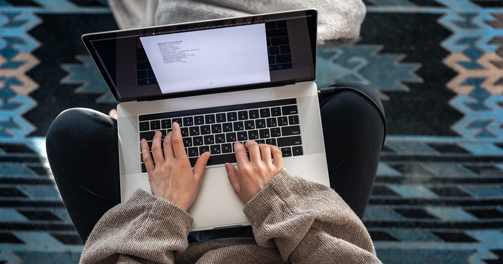 A woman working with B2C copywriting on laptop